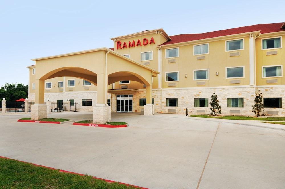 Ramada By Wyndham College Station Hotel Exterior photo