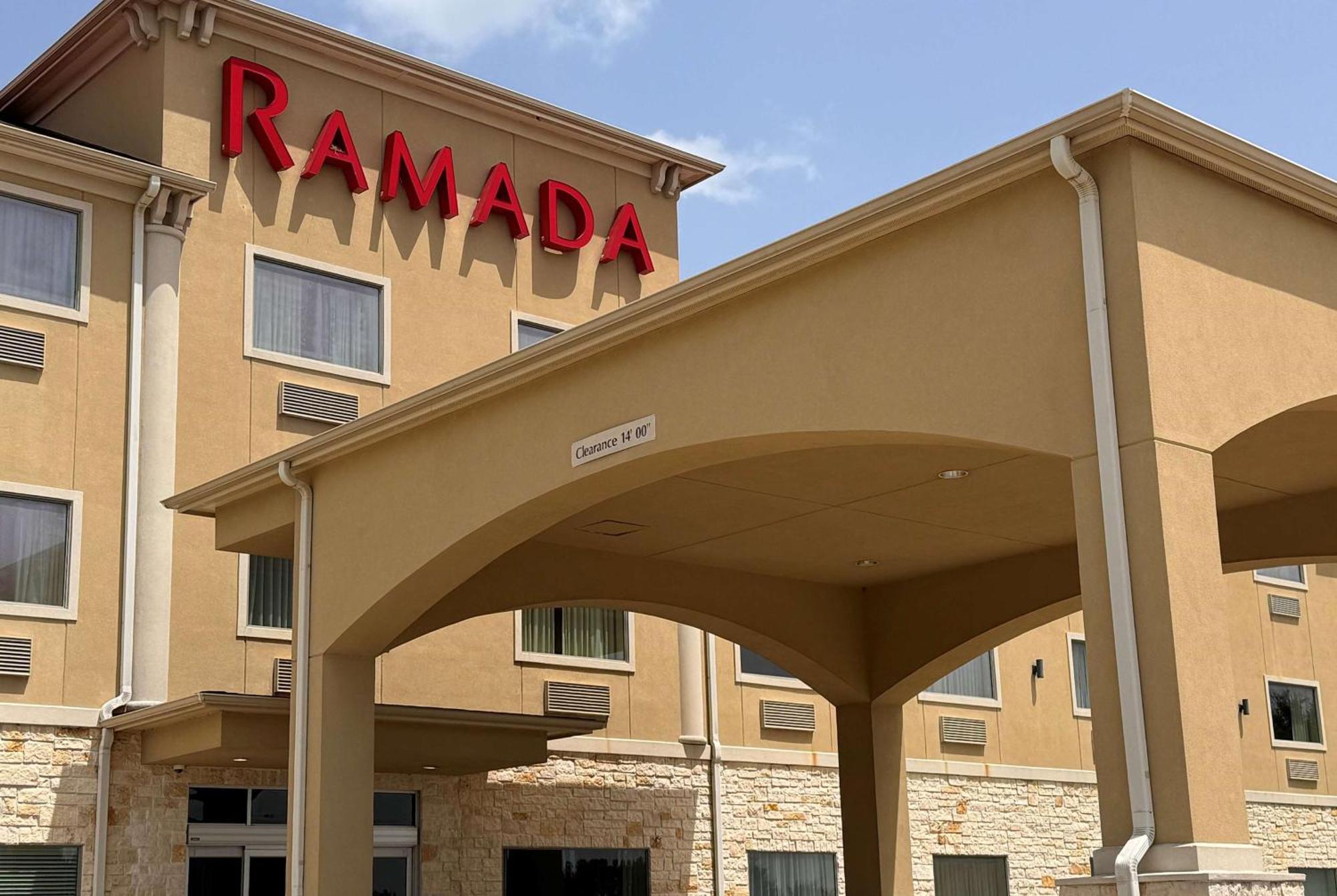 Ramada By Wyndham College Station Hotel Exterior photo