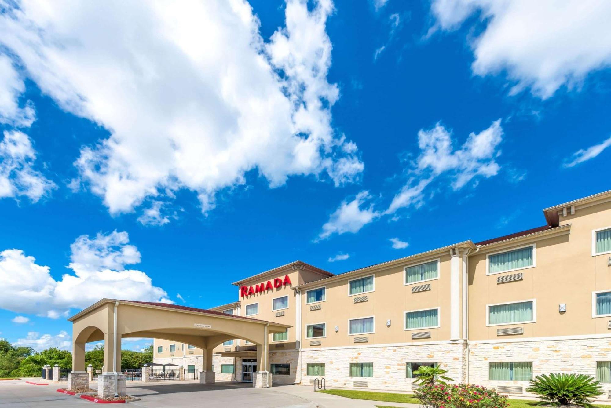 Ramada By Wyndham College Station Hotel Exterior photo